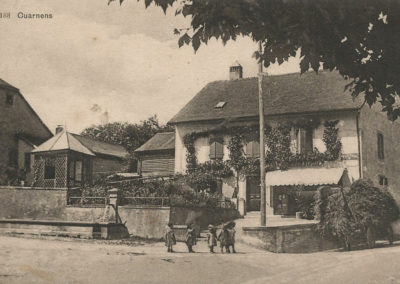 Photo ancienne du Village de Cuarnens, route de Mauraz, cinq enfants sur une ancienne route de village