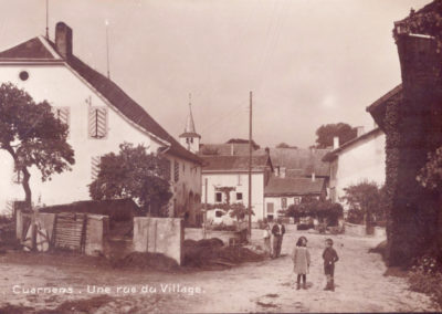 Photo ancienne du Village de Cuarnens, route en terre, enfants qui discutent
