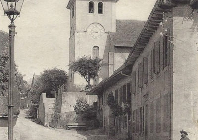 Photo ancienne du Village de Cuarnens, rue du Temple vue d'en-bas, église vaudoise